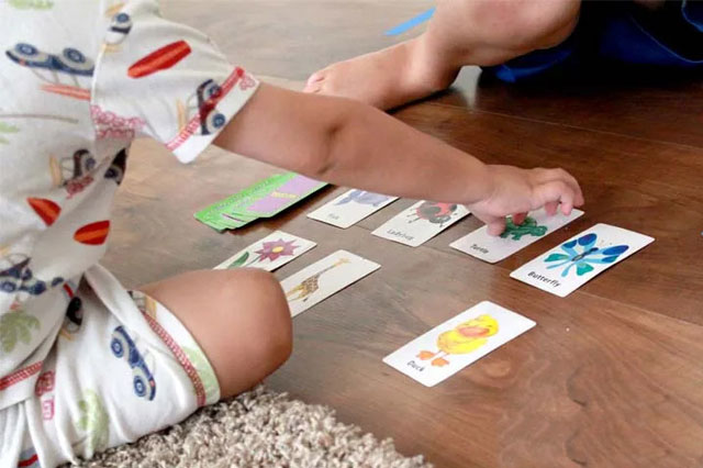 Jeux de cartes assortis pour les enfants d'âge préscolaire